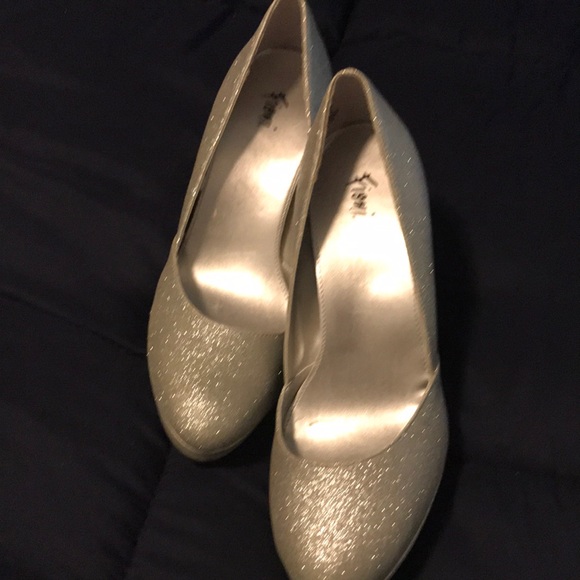 Sparkling silver heels - Picture 1 of 3